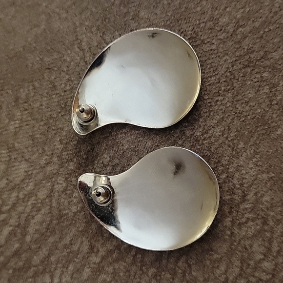 3/$30 VTG Silvertone Floral Paisley Post Earrings - Picture 3 of 5